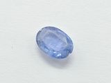 une pierre de saphir bleu sur une surface blanche