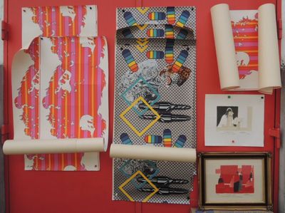 une photo d'un mur sur lequel sont accrochés tout un tas d'objets