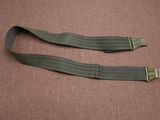 une paire de Webbs vert militaire avec des boucles en laiton sur fond marron