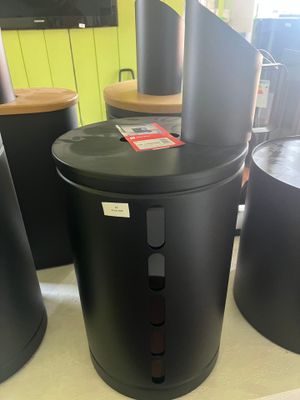 trois poubelles noires posées sur un comptoir dans un magasin