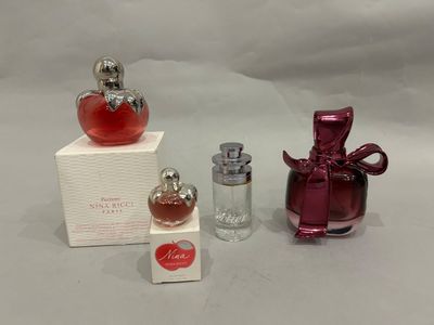deux petits flacons de parfum posés l'un à côté de l'autre sur une surface blanche