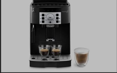 une machine à café noir avec deux tasses de café à côté
