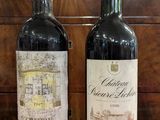 deux bouteilles de vin posées l'une à côté de l'autre sur une table