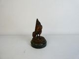 une statue représentant un oiseau perché sur une table