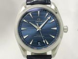 une image montrant un gros plan d'une montre-bracelet au cadran bleu