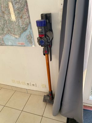 une photo d'un aspirateur et une carte accrochée au mur