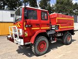 un camion de pompiers rouge garé sur un parking