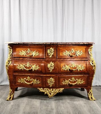 une commode ancienne avec un plateau en marbre et des décorations dorées