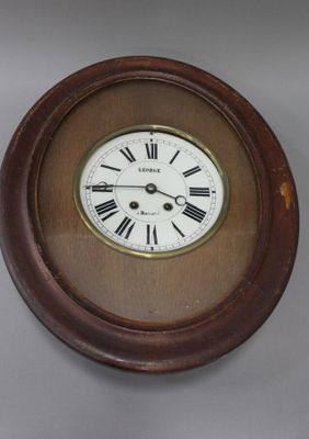 Une horloge murale "œil de bœuf", le cadran signé GEORGE à B…