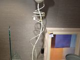 une lampe qui se trouve sur un support dans une pièce
