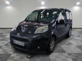 la photo d'une petite camionnette noire garée dans un garage