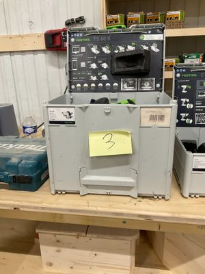de nombreux appareils électroniques posés sur une table dans une pièce