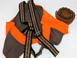 un gilet orange et une ceinture marron sur un fond blanc