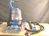 un aspirateur posé sur une table à côté d'autres objets