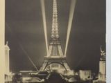 Photographie en noir et blanc de la tour Eiffel illuminée la nuit