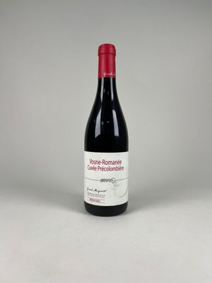 une bouteille de vin rouge posée sur une table blanche