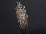 Gros plan sur une montre-bracelet ornée de diamants