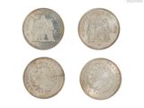 quatre types différents de pièces d'argent sur fond blanc