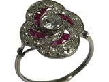 une image représentant une bague sertie d'un diamant et d'un rubis sur fond blanc