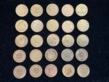 gros plan d'un paquet de pièces de monnaie sur une surface noire