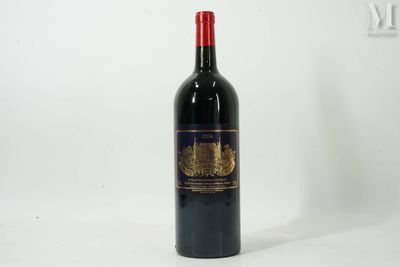 une bouteille de vin posée sur une table