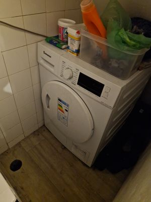 une machine à laver et un sèche-linge dans une petite salle de bains