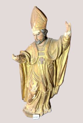 une statue représentant un homme vêtu d'une tenue de prêtre