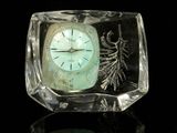 une horloge en verre posée sur une table