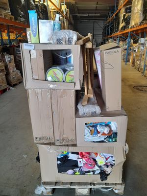 boîtes empilées dans un entrepôt