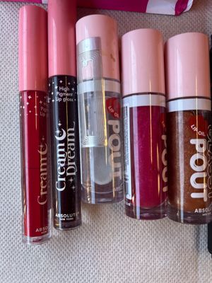 tout un tas de gloss posés sur la table