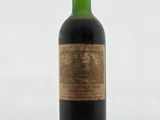 une bouteille de vin posée sur une table