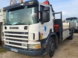 un camion blanc garé dans la poussière