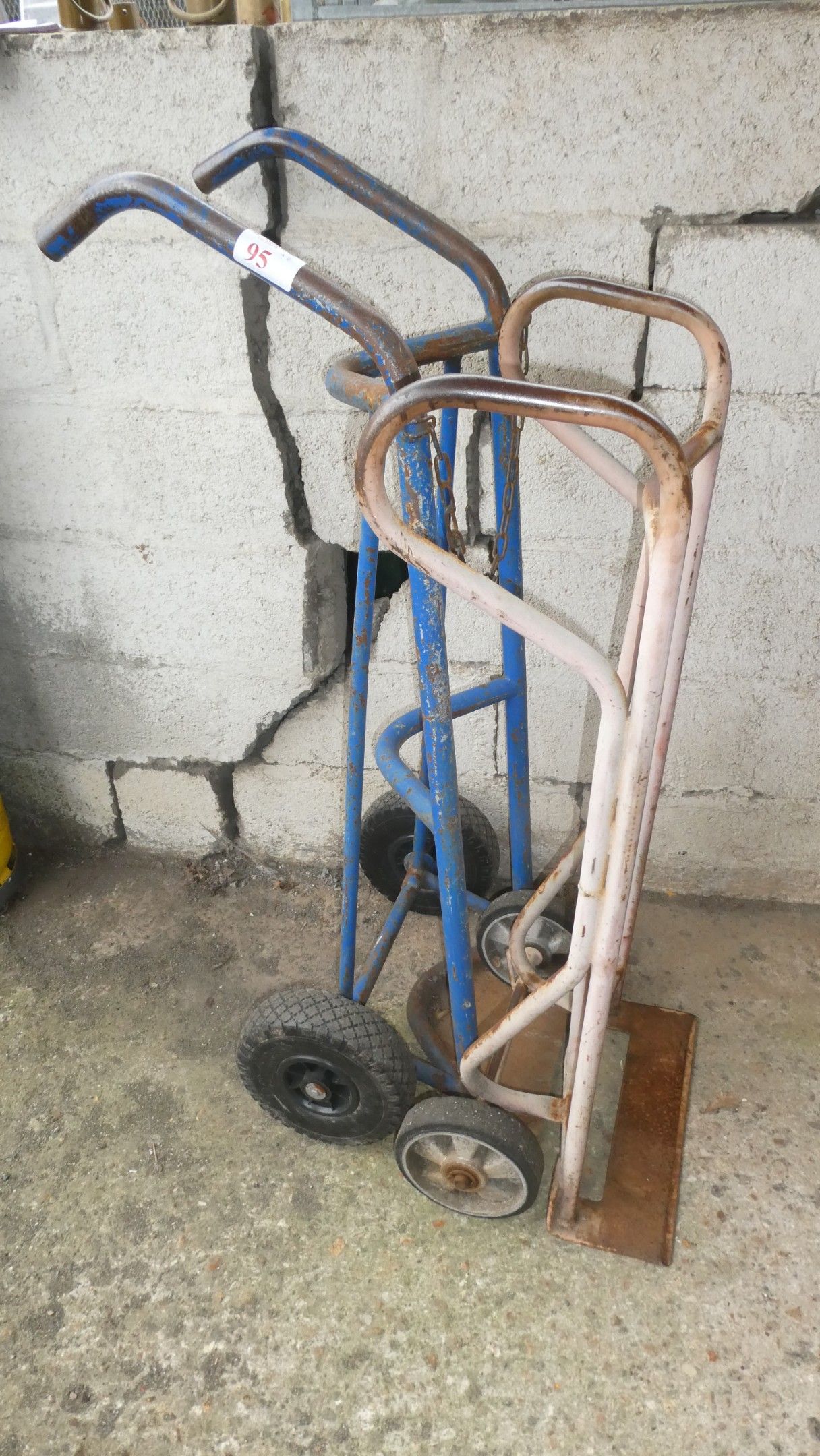 - 2 Chariots : diable et porte-bouteilles.