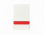 une serviette blanche et rouge posée sur une surface blanche