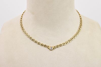 gros plan d'un torse de mannequin portant un collier