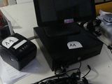 un ordinateur portable posé sur un bureau blanc