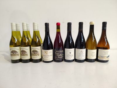 plusieurs bouteilles de vin sont alignées sur une table