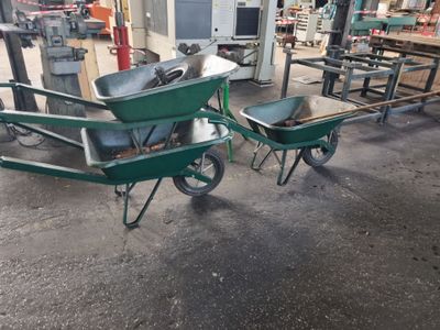 Lot de 3 brouettes (une roue accidentée) ** Retrait des lots… - Photo 1