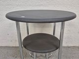 une petite table sur laquelle se trouvent deux étagères