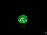 gros plan d'un diamant vert sur une surface noire