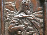 des sculptures représentant un homme tenant un livre entre ses mains, sur un mur