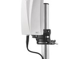 l'antenne est fixée à un mât sur fond blanc