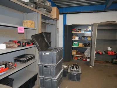 une pièce remplie de boîtes et d'étagères