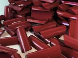 une pile de tuyaux en plastique rouge posée sur une table