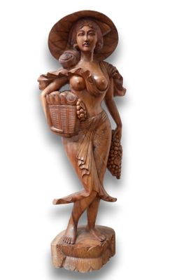statue en bois représentant une femme tenant un panier et un oiseau