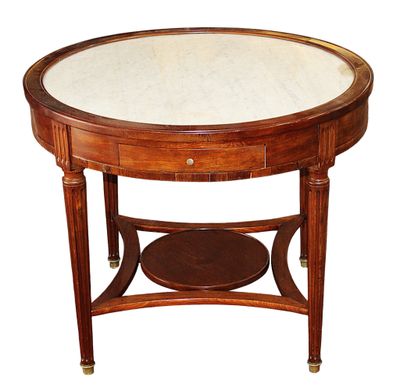 TABLE BOUILLOTTE en acajou et placage d'acajou, plateau de m…