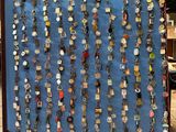 une photo montrant différents types de montres exposées sur un mur bleu