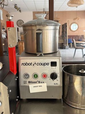 un robot posé sur un comptoir