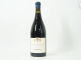 une bouteille de vin posée sur une table
