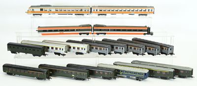 un grand nombre de trains miniatures posés sur une table